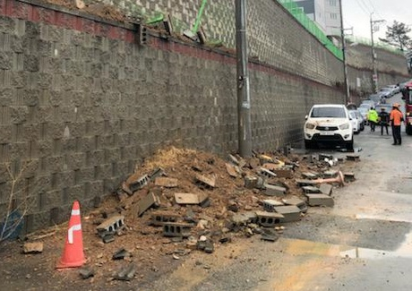 지난해 2월 부산의 한 주택가에서 일어났던 축대 붕괴 사고 모습(사진은 기사 내용과 관련없음). [헤럴드경제DB]