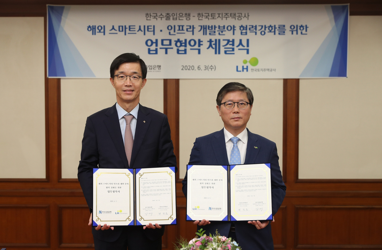 3일 한국수출입은행 여의도 본점에서 개최된 ‘해외 스마트시티‧인프라 개발분야 협력강화를 위한 업무협약 체결식’에서 변창흠 LH 사장(오른쪽)과 방문규 한국수출입은행장이 협약체결 후 기념사진을 촬영하고 있다.