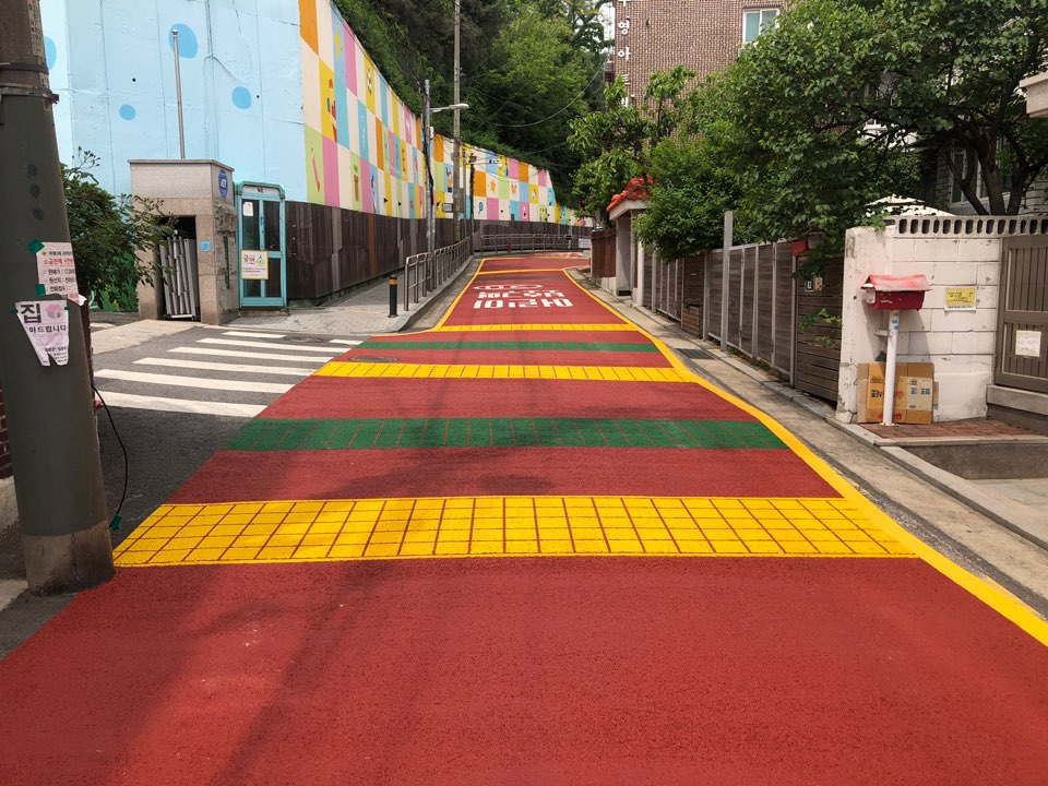 보행특화거리 조성한 개웅초등학교 앞 도로. [구로구 제공]