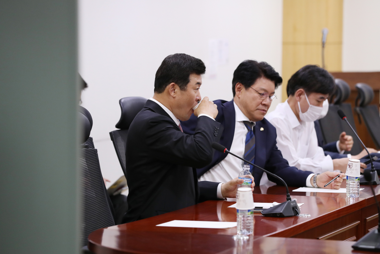 장제원·하태경 미래통합당 의원 등 3선 의원들이 지난달 26일 오후 서울 여의도 국회 의원회관에서 회동하고 있다. [연합]