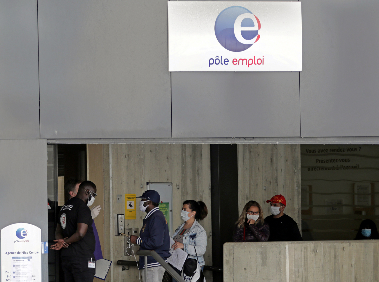 프랑스 남동부 니스 시민들이 마스크를 착용한 채 일자리를 구하기 위해 프랑스 고용서비스공단(Pole Emploi) 앞에 줄을 선 모습. [로이터]