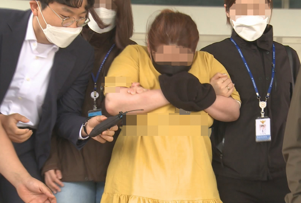 의붓아들을 여행용 가방에 가둬 심정지 상태에 이르게 한 40대 계모가 지난 3일 영장실질심사를 위해 대전지법 천안지원으로 들어서고 있다. [연합]