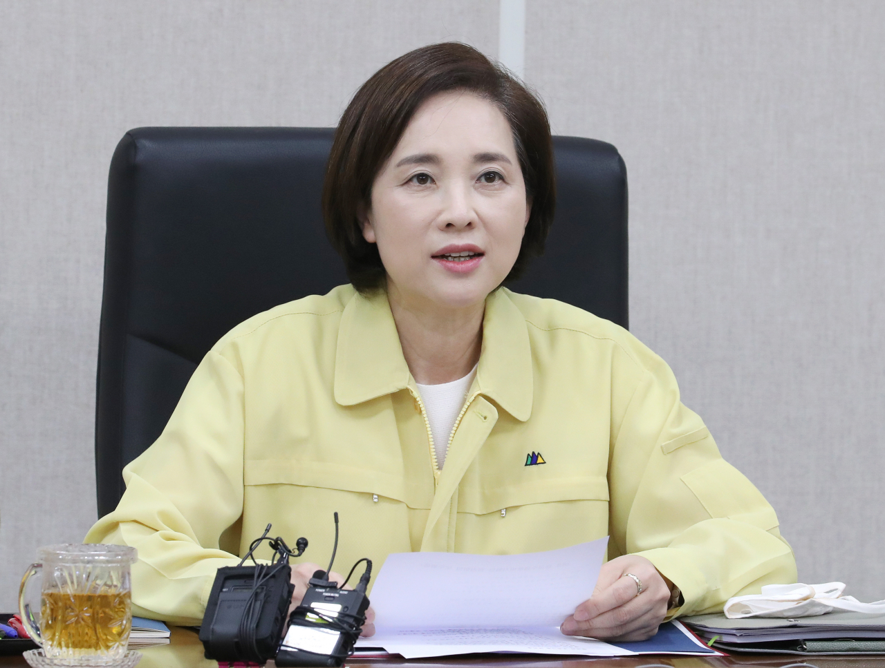 유은혜 사회부총리 겸 교육부 장관이 3일 오전 세종시 정부세종청사에서 서울, 인천, 경기, 부산 등 시도교육청 부교육감들과 영상으로 열린 등교수업지원 상황점검회의에서 발언하고 있다. [연합]