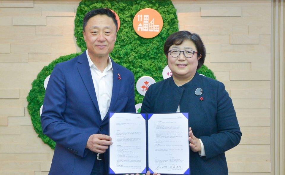최근 SK C&C는 사랑의 열매 사회복지공동모금회와 기부 플랫폼 ‘따뜻하게 체인지’를 선보였다. 김연순 사랑의 열매 사무총장(오른쪽)과 김영대 SK C&C 디지털 테크 센터장이 기념 촬영하는 모습 [SK C&C 제공]