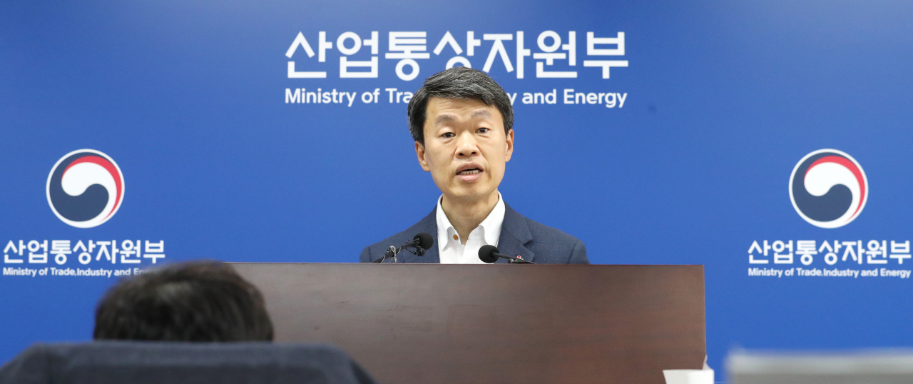 나승식 산업통상자원부 무역투자실장이 지난 2일 오후 정부세종청사에서 일본 수출규제 관련 우리 정부입장을 설명하고 있다. [연합]