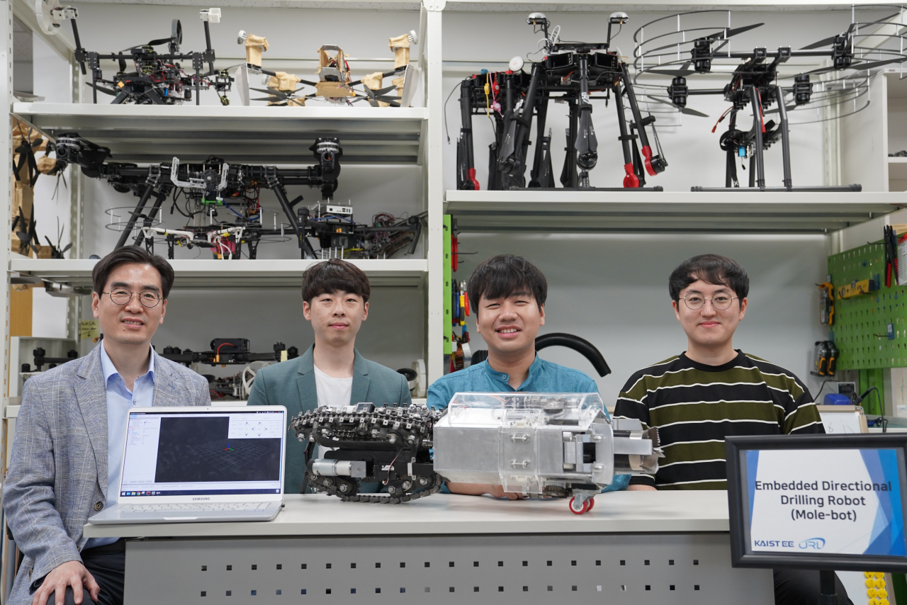 명현(왼쪽) KAIST 전기및전자공학부 교수 연구팀과 두더지로봇 '몰봇'.[KAIST 제공]