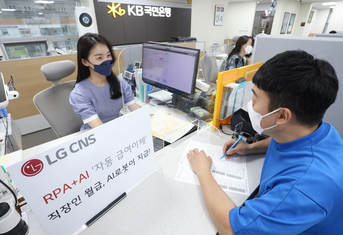 KB국민은행 영업점 직원이 급여이체 업무는 RPA와 AI에 맡기고, 고객상담 업무에 집중하고 있다 [LG CNS 제공]
