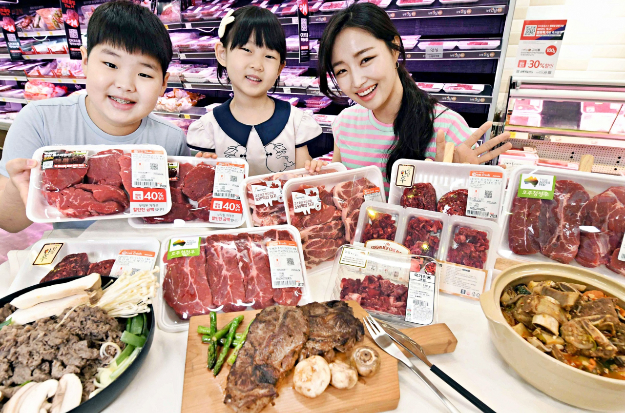 4일 홈플러스 강서점에서 모델들이 다양한 고기를 선보이고 있다. [제공=홈플러스]