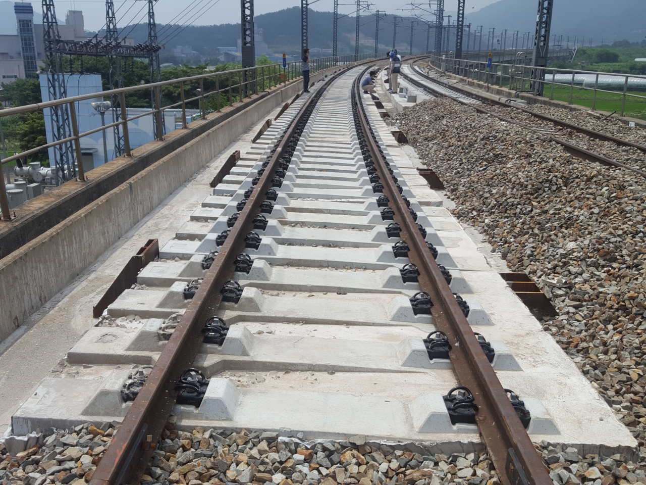 자갈궤도가 시공 후 콘크리트궤도로 바뀐 모습.[한국철도기술연구원 제공]