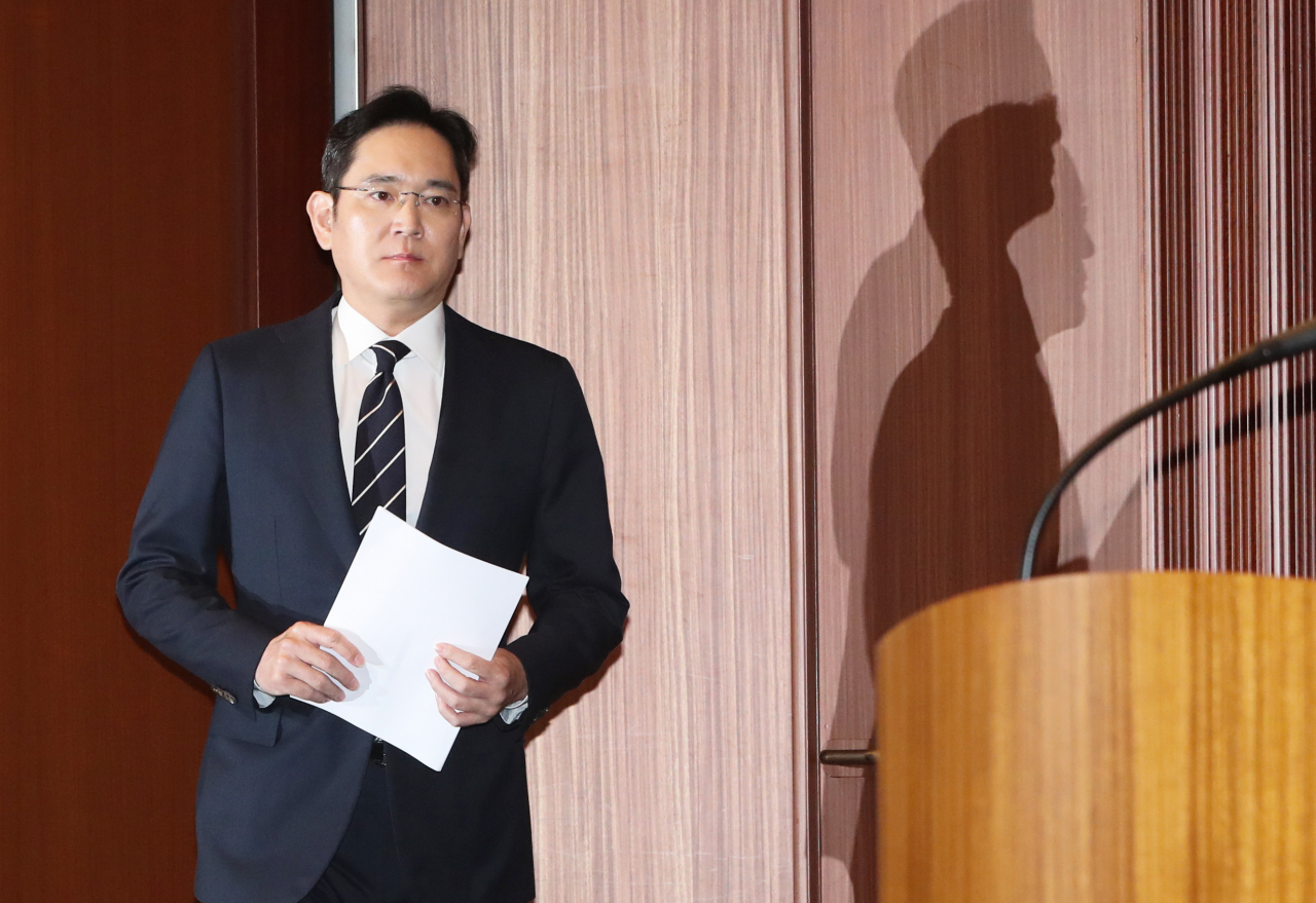 이재용 삼성전자 부회장에 대해 구속영장이 청구되면서 삼성이 그룹 총수의 부재 위기에 직면하게 됐다. 사진은 지난달 6일 이 부회장이 서초동 사옥에서 대국민 사과 회견을 위해 입장하고 있는 모습. [연합]