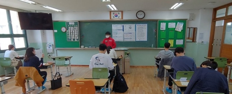지난 4월 26일 오전 서울 중구의 한 시험장에서 신종 코로나바이러스 감염증(코로나19) 사태로 네 차례 미뤄진 398회 토익 시험이 치러지고 있다(사진은 기사 내용과 관련없음). [연합]