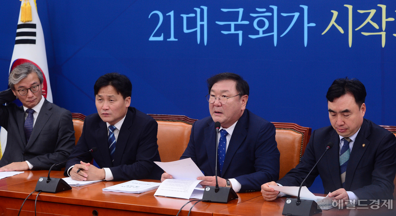[헤럴드경제=이상섭 기자] 4일 오전 서울 여의도 국회에서 열린 더불어민주당 정책조정회의에 참석한 김태년 더불어민주당 원내대표가 현안관련 발언을 하고 있다. babtong@heraldcorp.com