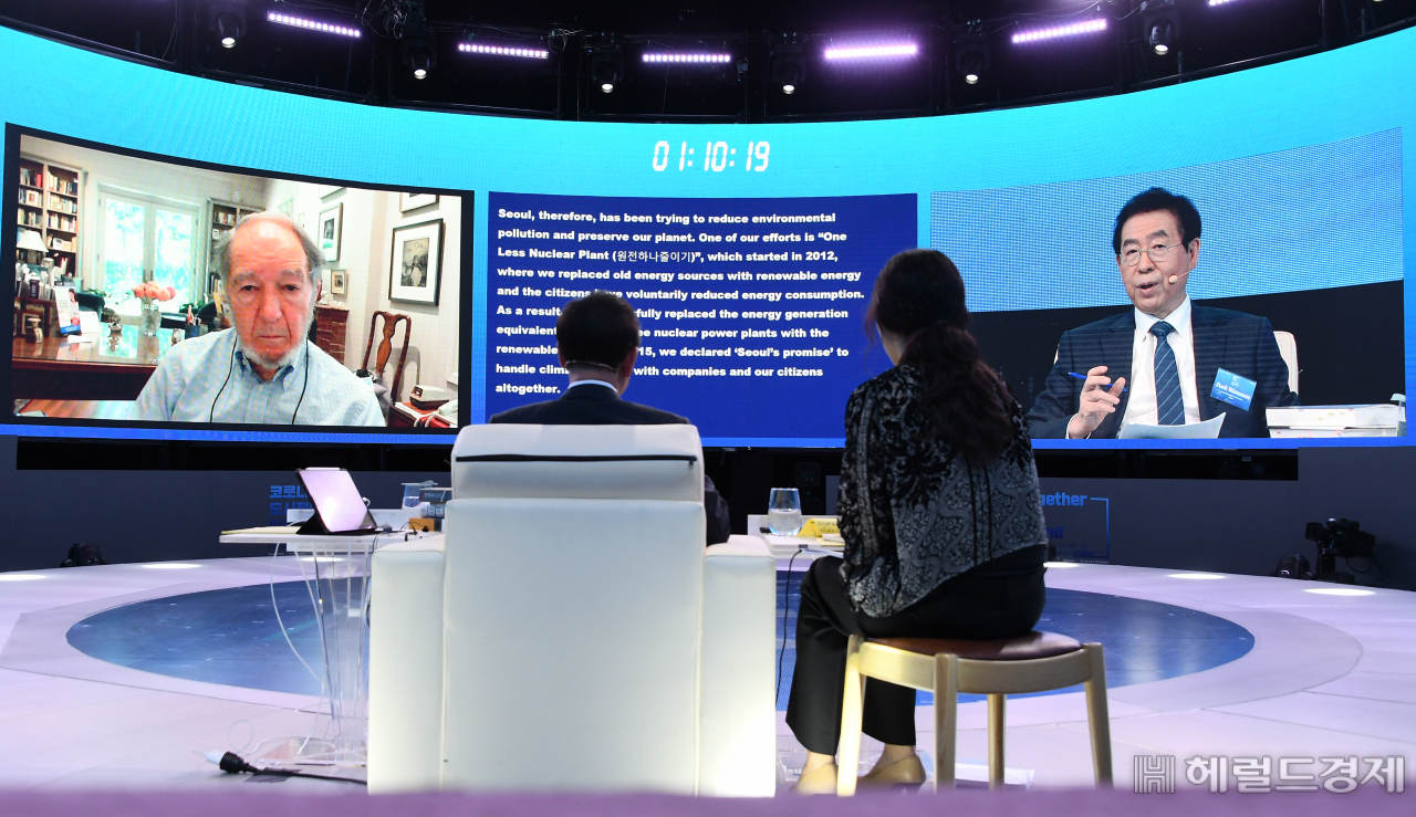 4일 오전 서울 시청사에서 진행된 온라인 국제회의 'CAC 글로벌 서밋 2020'에서 박원순 시장과 '총.균.쇠'의 저자 제레드 다이아몬드 미국 UCLA 교수가 화상시스템을 통해 대담하고 있다. [서울시 제공]