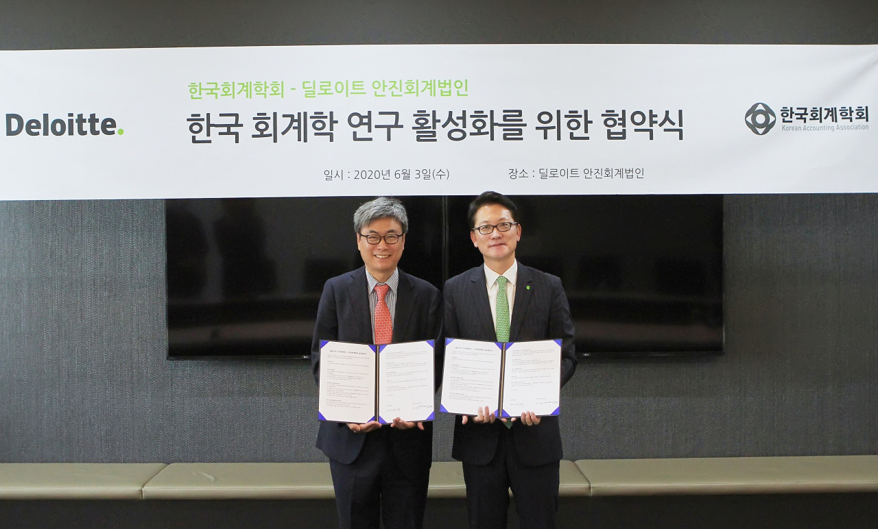 딜로이트 안진회계법인은 3일 한국회계학회와‘한국 회계학 연구 활성화를 위한 협약식’을 체결했다. 사진 왼쪽부터 정석우 한국회계학회장, 홍종성 딜로이트 안진회계법인 대표이사. [딜로이트 안진 제공]