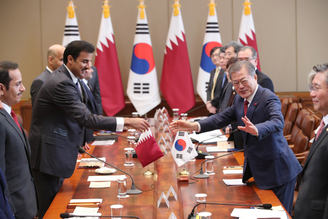 문재인 대통령이 한국을 공식 방문한 타밈 빈 하마드 알사니 카타르 국왕과 지난해 1월 28일 청와대에서 만나 악수하고 있다. [연합]