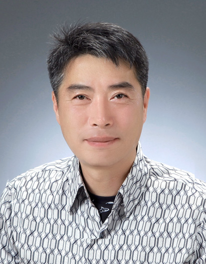 ‘LG 의인상’을 받은 최철호(51) 씨. 최 씨는 불길 번지는 차량서 운전자 구했다.[LG복지재단 제공]