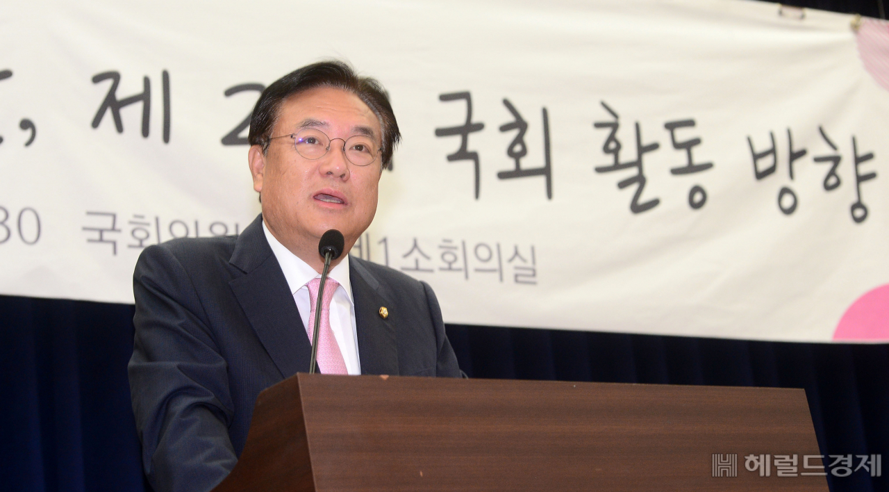 [헤럴드경제=이상섭 기자] 미래통합당 소속 의원들이 참석하는 정책세미나인 '사이다'가 4일 오전 서울 여의도 국회 의원회관에서 열린 가운데 첫 발제자인 당내 최다선(5선)인 정진석 의원이 발언을 하고 있다. 이번에 열린 정책세미나 '사이다'의 이름은 '사'회문제와 '이'슈를 '다'함께 해결하겠다는 의미에서 '사이다'라고 지어졌다. babtong@heraldcorp.com