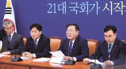 4일 오전 더불어민주당 정책조정회의에 참석한 김태년 더불어민주당 원내대표가 현안관련 발언을 하고 있다. 이상섭 기자