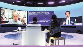 4일 오전 서울 시청사에서 진행된 온라인 국제회의 ‘CAC 글로벌 서밋 2020’에서 박원순 시장과 ‘총.균.쇠’의 저자 재러드 다이아몬드 미국 UCLA 교수가 화상시스템을 통해 대담하고 있다.[서울시 제공]