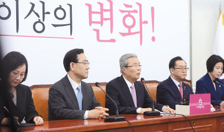 4일 오전 서울 여의도 국회에서 열린 미래통합당 비상대책위원회의에 참석한 김종인 비대위원장이 현안관련 발언을 하고 있다. 이상섭 기자
