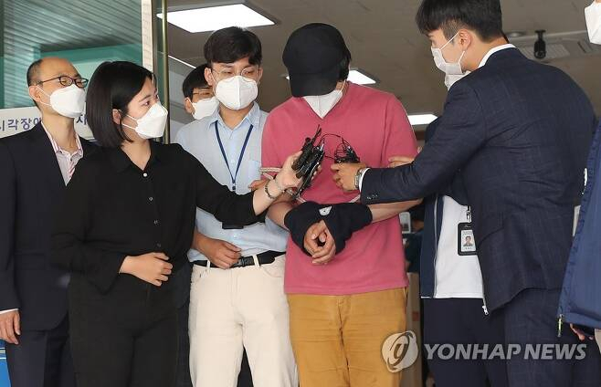 4일 오전 서울 용산구 서울역에서 처음 보는 여성을 폭행하고 달아난 30대 남성 이모씨가 서울 용산경찰서에서 구속영장실질심사 출석을 앞두고 추가 조사를 받기 위해 서울지방철도특별사법경찰대로 이동하고 있다. [연합]