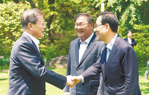 문재인 대통령이 지난달 28일 청와대 상춘재에서 여야 원내대표 오찬 회동에 앞서 김태년 더불어민주당 원내대표(가운데), 주호영 미래통합당 원내대표와 인사하고 있다. [연합]