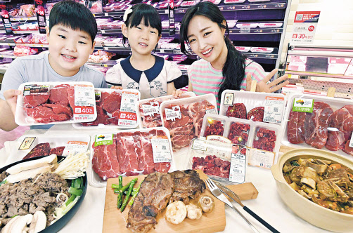 4일 홈플러스 강서점에서 모델들이 다양한 고기를 선보이고 있다. [홈플러스 제공]