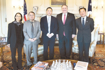 중국 톈안먼 시위 31주기를 맞아 마이크 폼페이오 미국 국무장관(오른쪽 두번째)이 당시 시위 주역 4명을 면담했다. 이 자리에서 시위 주역들은 미국이 중국에 인권 문제 개선을 요구해야 한다고 요청했다. [미 국무부 제공]