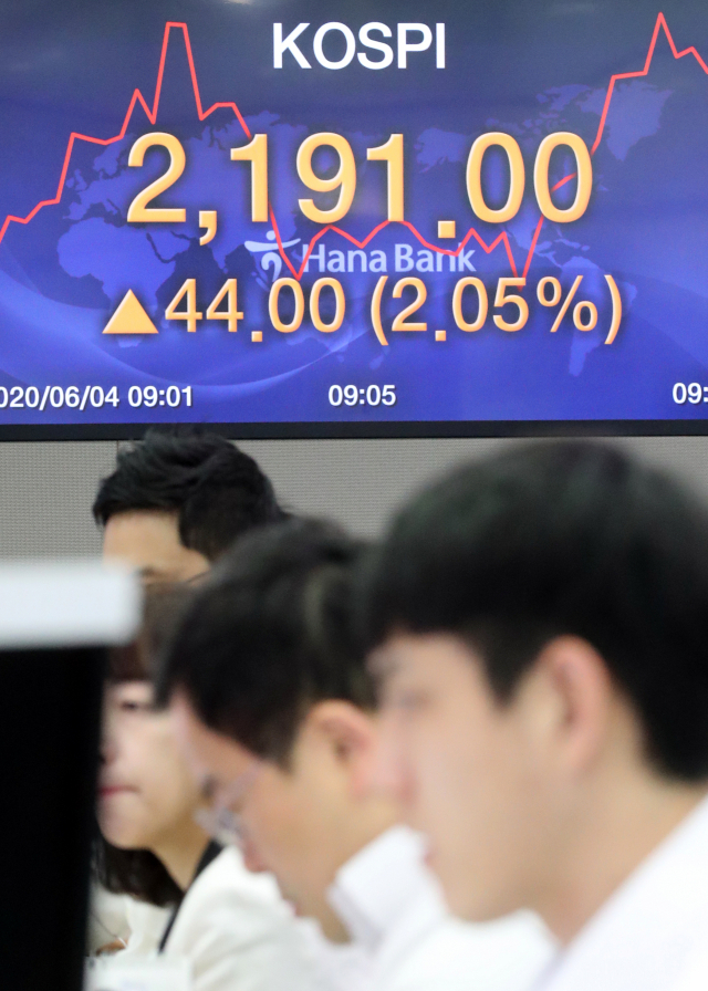 4일 서울 명동 하나은행에서 직원들이 코스피 지수와 환율 등을 모니터하고 있다. 이날 오전 9시 4분 현재 코스피는 전 거래일보다 38.51포인트(1.70%) 오른 2,185.75를 나타냈다. 지수는 전 거래일보다 34.64포인트(1.61%) 오른 2,181.64로 출발한 뒤 장중 2,190선을 넘어서기도 했다. [연합]