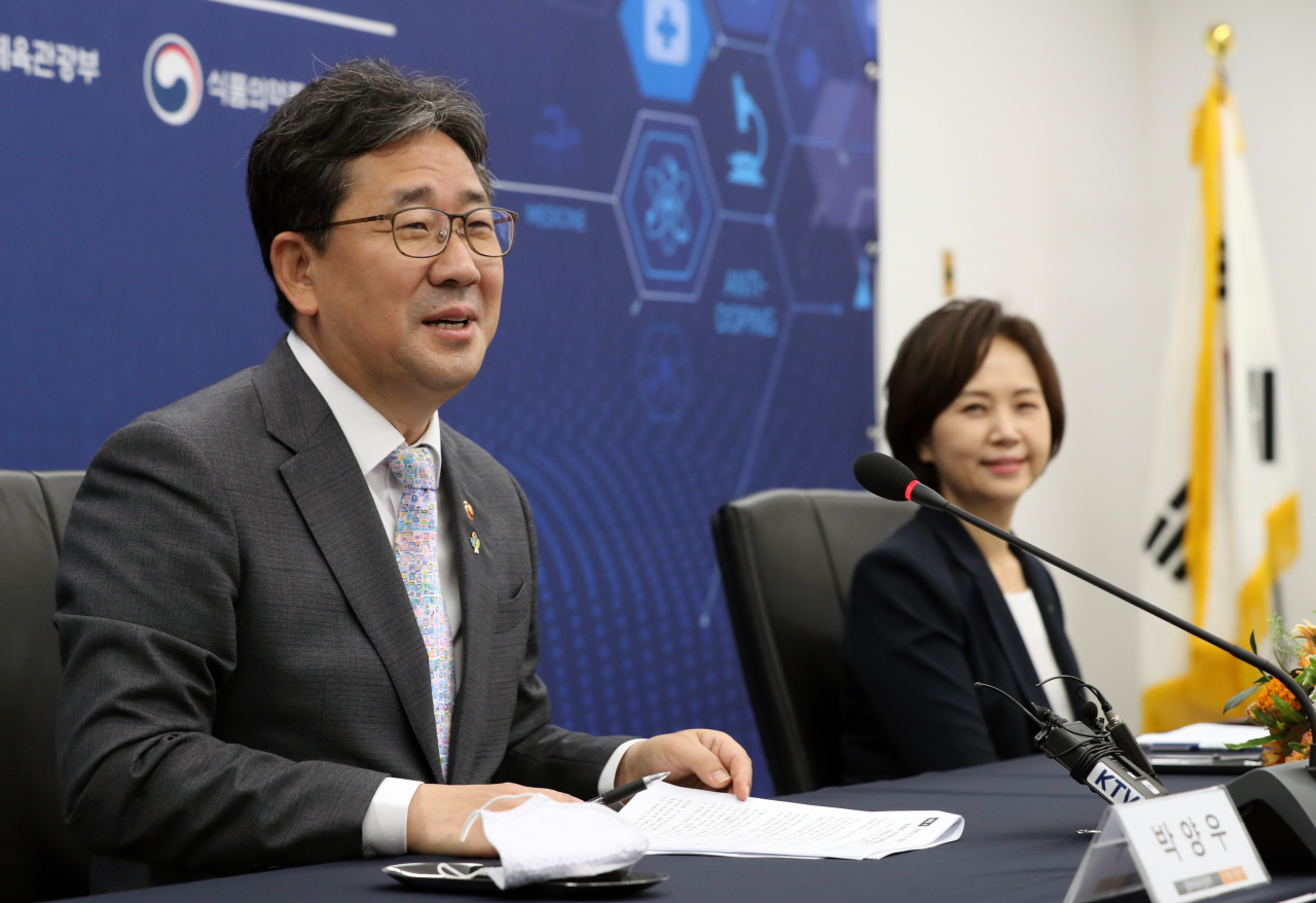 박양우(왼쪽) 문화체육관광부 장관이 4일 서울 종로구 국립현대미술관 서울관에서 열린 스포츠 도핑방지 및 불법 의약품 유통·판매 근절을 위한 업무 협약 체결식에서 이의경 식품의약안전처장이 함께 자리한 가운데 인사말을 하고 있다. [문체부 제공]