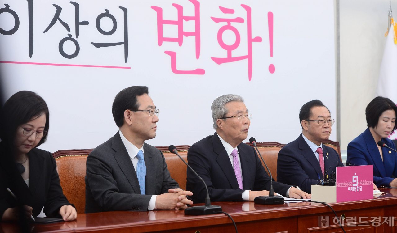 [헤럴드경제=이상섭 기자] 4일 오전 서울 여의도 국회에서 열린 미래통합당 비상대책위원회의에 참석한 김종인 비대위원장이 현안관련 발언을 하고 있다. babtong@heraldcorp.com