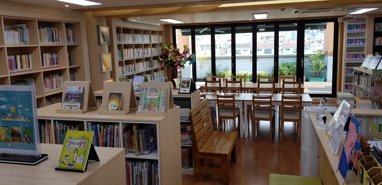 금천구 시흥1동주민센터에 위치한 ‘맑은누리 작은도서관’ 내부 모습. [금천구 제공]