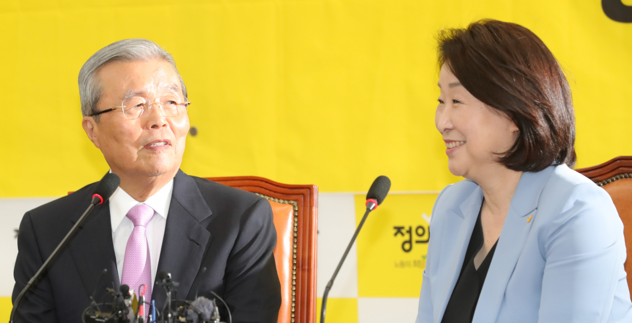 김종인 미래통합당 비상대책위원장이 4일 국회 정의당 당대표실에서 심상정 대표를 만나 인사말을 듣고 있다. [연합]