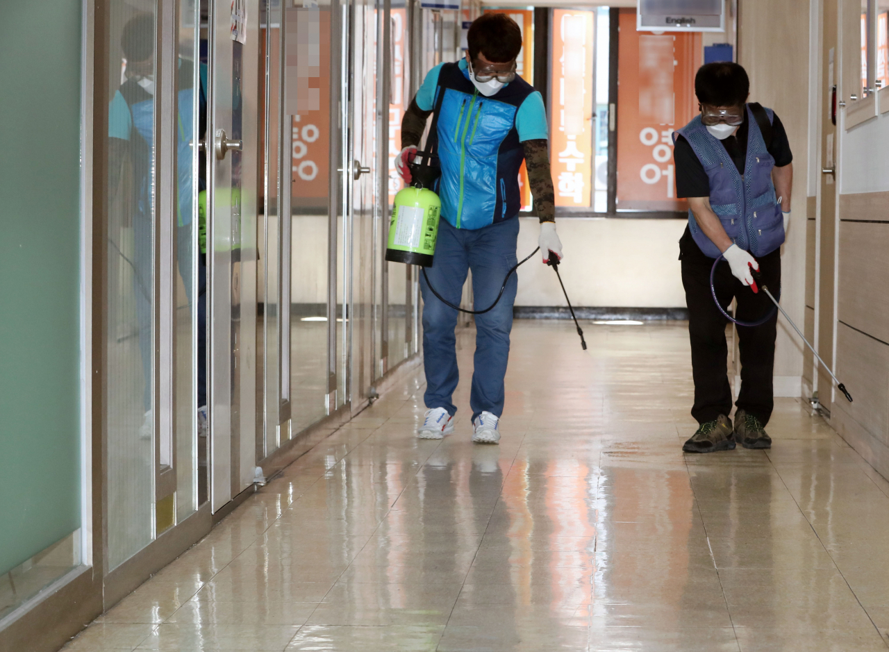 서울 양천구 목동에 있는 양정고등학교 학생 가족이 신종 코로나바이러스 감염증(코로나19) 확진 판정을 받으면서 목동 학원가에도 비상이 걸린 가운데 1일 오후 목동 한 학원에서 양천구 관계자들이 방역 작업을 하고 있다. [연합]
