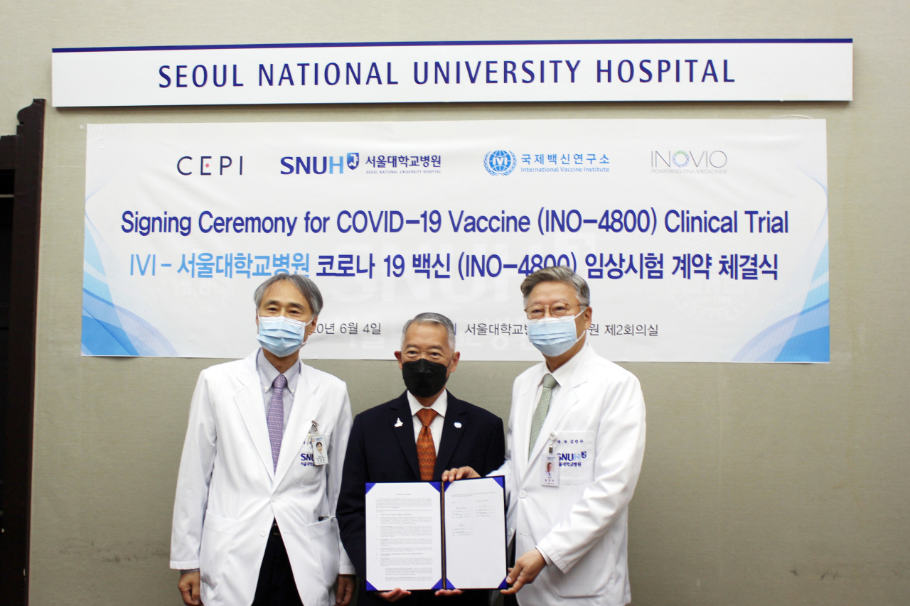 President Yon Su Kim (right) and Prof. Myoung-don Oh from Seoul National University Hospital and Dr. Jerome Kim (center), Director General of the International Vaccine Institute (IVI), pose for a photo at the signing ceremony for COVID-19 vaccine (INO-4800) clinical trial in South Korea at the hospital in Seoul on June 4. (IVI)