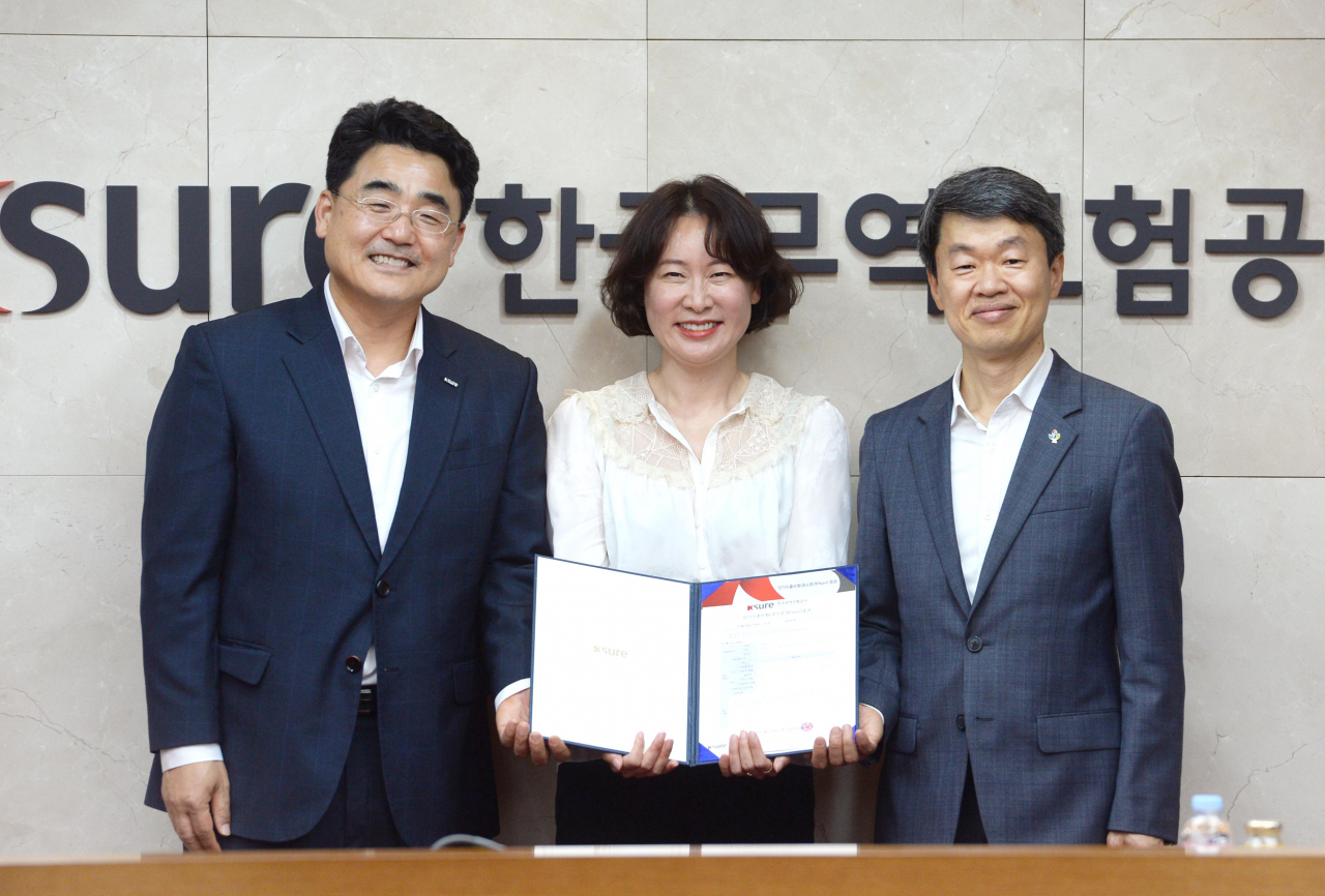 나승식(오른쪽 첫번째) 산업통상자원부 무역투자실장이 4일 서울 종로구 한국무역보험공사에서 열린 ‘온라인 무역보험 출시 기념식’에서 기념촬영을 하고 있다. [산업통상자원부 제공]