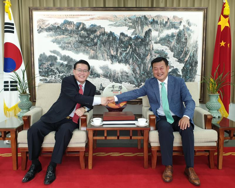 권기식 한중도시우호협회장〈사진 왼쪽〉이 4일 이선호 한중실크로드국제교류협회장과 한·중 지방정부 일대일로 교류사업에 대해 협의한 뒤 기념사진을 찍었다.