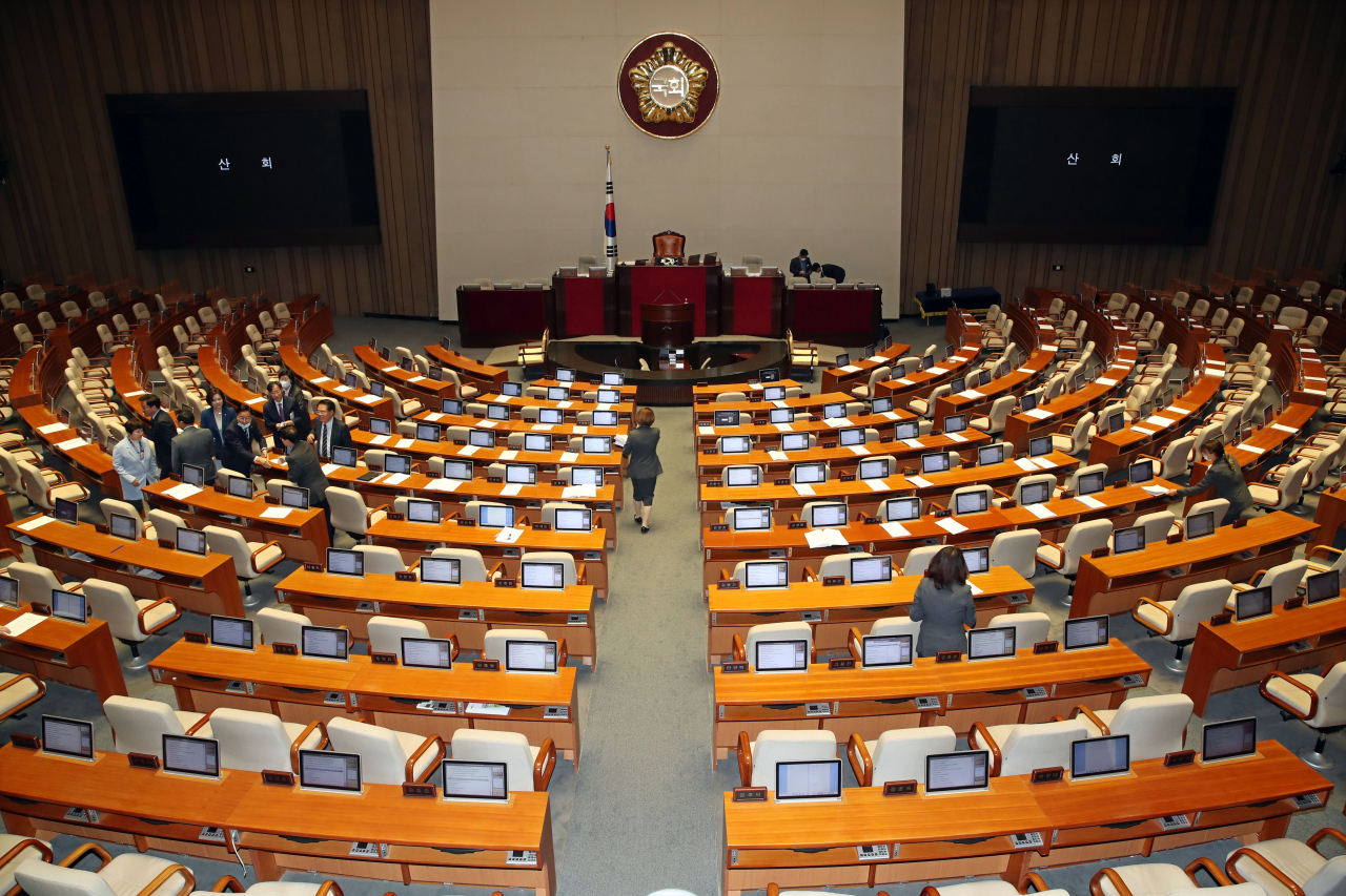 20일 국회 본회의장에서 열린 제378회 국회(임시회) 제1차 본회의를 마친 의원들이 본회의장을 나서고 있다. [연합]