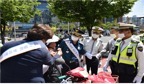 지난 2일 오전 대구 북부경찰서 소속 경찰들이 대구 북구 침산네거리에서 유관기관과 함께 보행자 안전을 위한 홍보 활동을 하고 있다. [대구 북부경찰서 제공]
