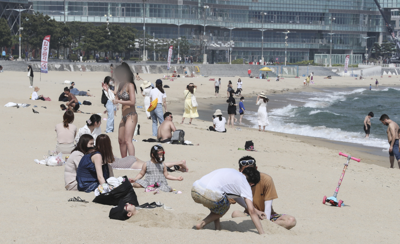 이달 1일 안전 개장한 부산 해운대 해수욕장을 찾은 관광객들이 이른 피서를 즐기고 있다. [연합]