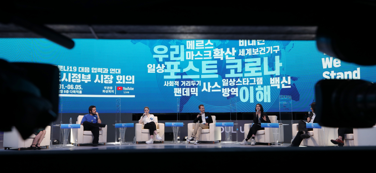 지난 1일 서울 중구 서울시청에서 열린 'CAC(Cities Against Covid-19) 글로벌 서밋' 프리서밋에서 한국에 거주하는 외국인 인플루언서들이 코로나19에 대한 자유로운 토크쇼를 하고 있다. 연합뉴스