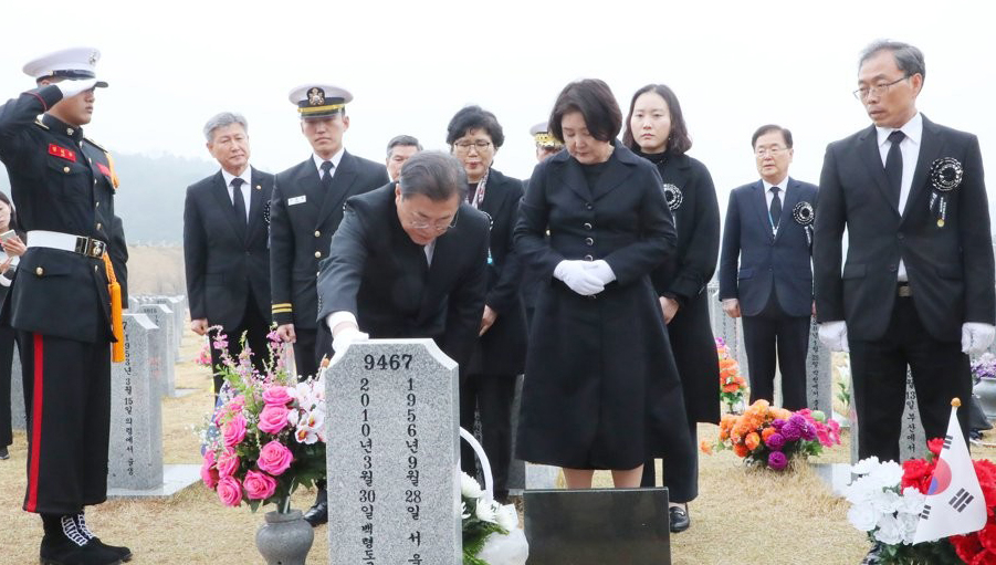 문재인 대통령과 김정숙 여사가 지난 3월 27일 국립대전현충원 고 한주호 준위 묘역에서 참배하고 있다. [연합]