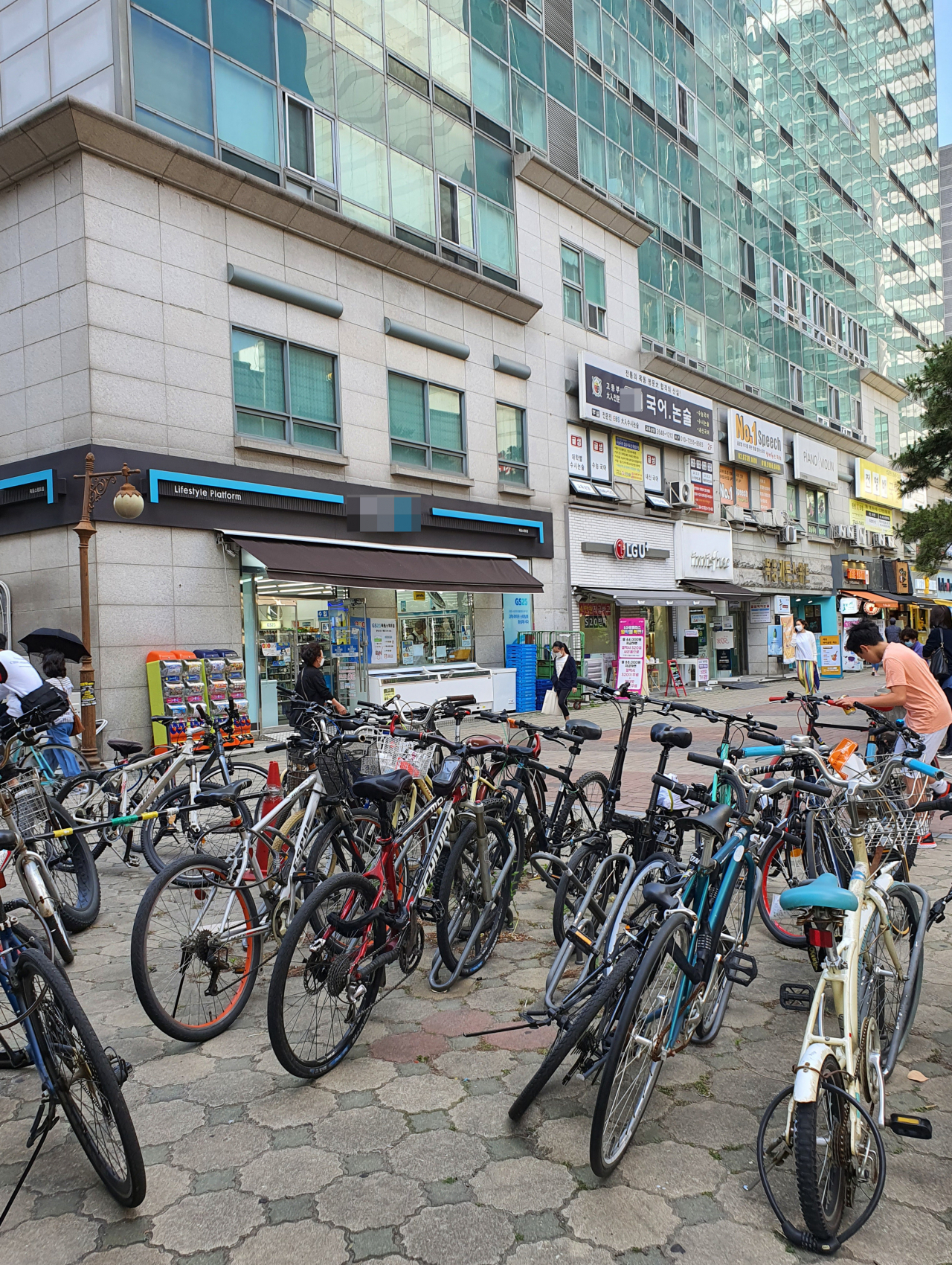 서울 양천구 목동에 있는 양정고등학교 학생 가족이 신종 코로나바이러스 감염증(코로나19) 확진 판정을 받으면서 목동 학원가에도 비상이 걸렸다. 사진은 지난 1일 오후 목동 학원가에 학생들이 타고 온 자전거가 빼곡한 모습. [연합]