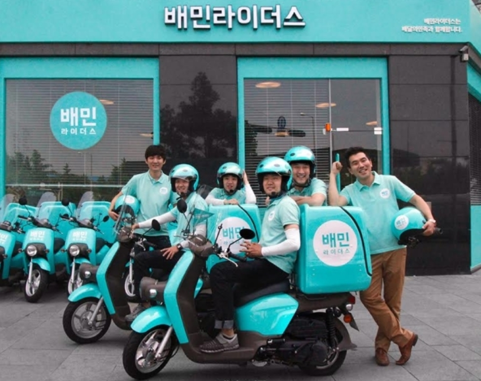 플랫폼 노동자들은 위험한 근무환경과 낮은 임금, 불분명한 고용계약 등의 위협을 받고 있다. 사진은 배달의 민족의 배달 라이더들 모습. [헤럴드DB]