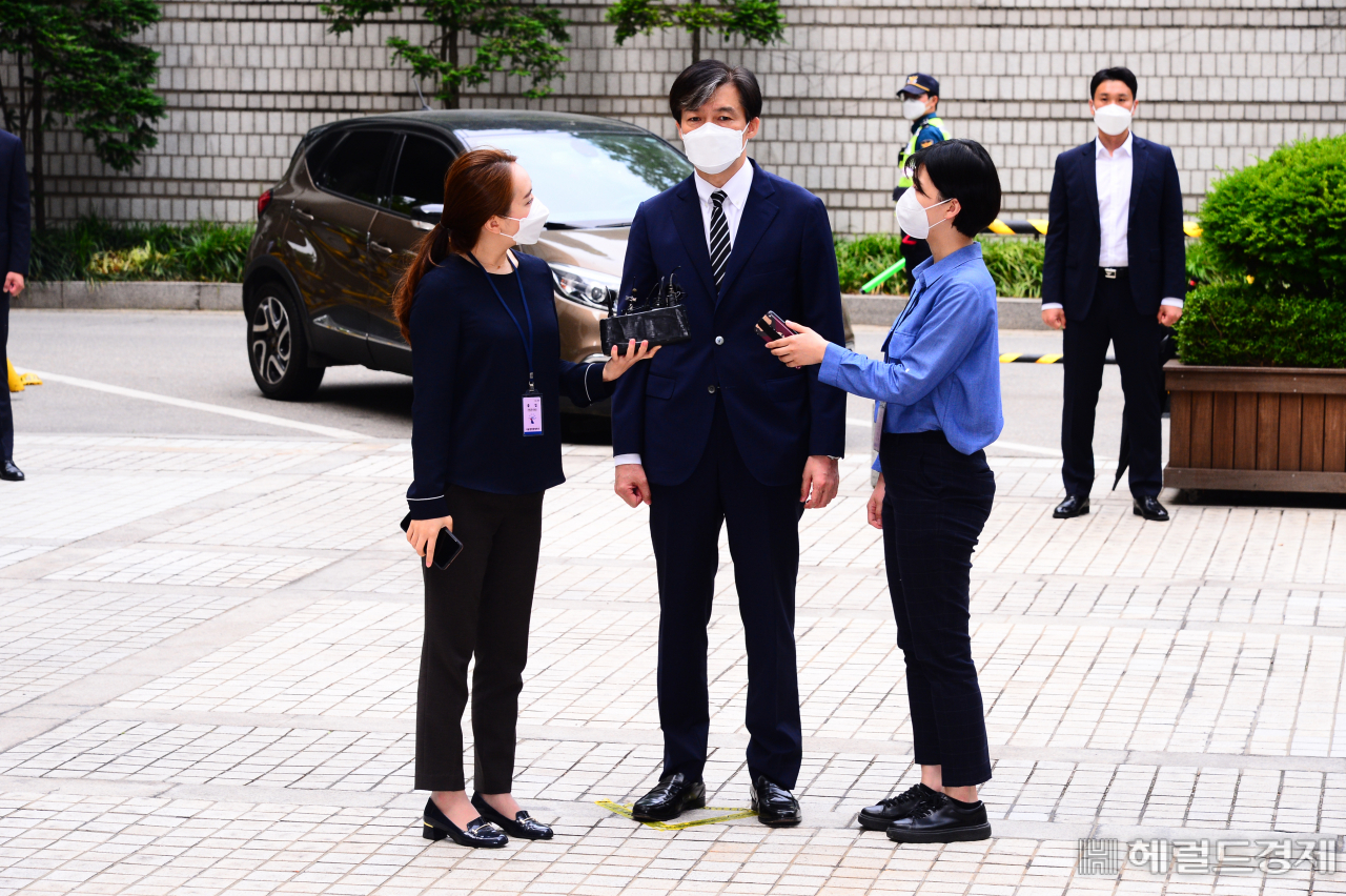 [헤럴드경제=박해묵 기자] 뇌물수수혐의와 유재수 감찰무마 혐의를 받고 있는 조국 전 법무부장관이 5일 오전 서울 서초구 서울중앙지법 속행 공판에 출석하고 있다.