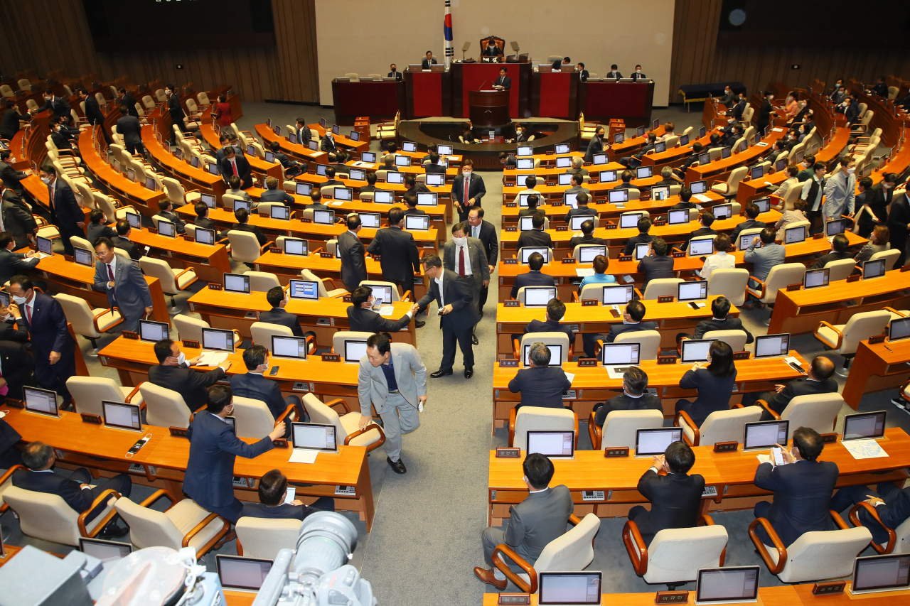 제21대 국회 첫 본회의가 열린 5일 국회 본회의장에서 미래통합당 의원들이 본회의 도중 퇴장하고 있다. [연합]