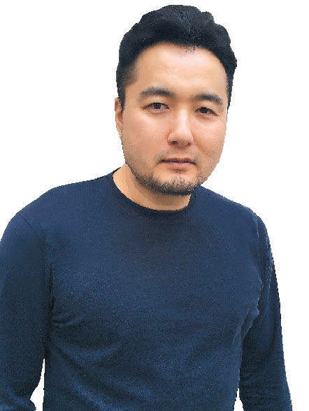런던 세인트조지 교회에 설치된 조민상 디자이너의 샹들리에.
조 디자이너가 디자인한 런던의 스트랜드 이스트(Strand East Tower) 타워.
조민상 디자이너 작품 ‘리본(The Ribbon)’.
2019년 밀라노 디자인 위크에서 조명 설치 작업을 하고 있는 조민상 디자이너.
조 디자이너가 LG OLED를 활용해 디자인한 런던 해롯 백화점의 디스플레이.
[조민상 디자이너 제공]