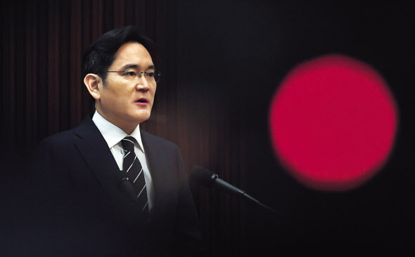 이재용 삼성전자 부회장이 지난달 6일 서초동 사옥에서 경영권 승계와 노조 문제 등과 관련해 대국민 사과를 하고 있다. [연합]