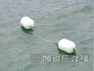 부표와 부표를 연결시킨 콤포지트 부표. [GCC 제공]