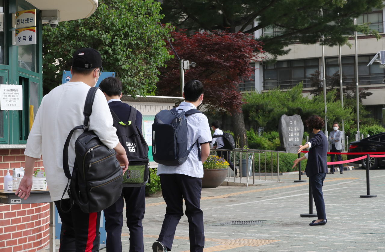 고등학교 1학년·중학교 2학년·초등학교 3&sim;4학년을 대상으로 한 3차 등교 개학일인 3일 오전 서울 용산구의 한 중학교에 학생들이 등교하고 있다. [연합]